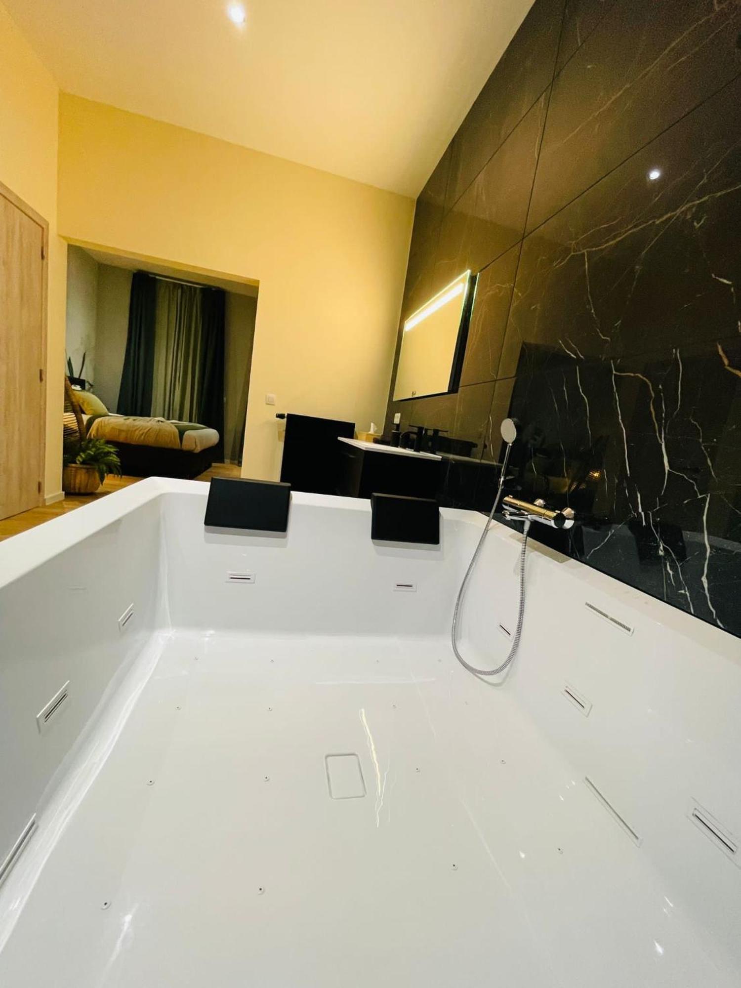 Appartement Exotique Avec Bain Balneo Liège Zewnętrze zdjęcie